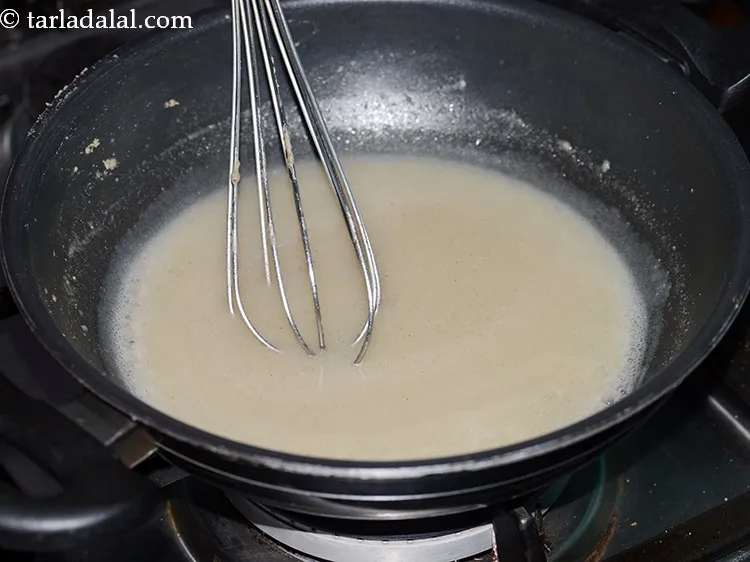 स्टेप 7 – अच्छी तरह से मिलाएं और मध्यम आंच पर १/२ मिनट …