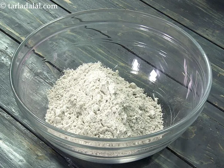 स्टेप 2 – <strong>बाजरा वडी</strong> का आटा बनाने के लिए, एक गहरे कटोरे …