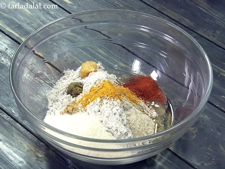 स्टेप 11 – मिर्च पाउडर डालें। हमने <strong>बाजरा वडी</strong> को मसालेदार बनाने के …