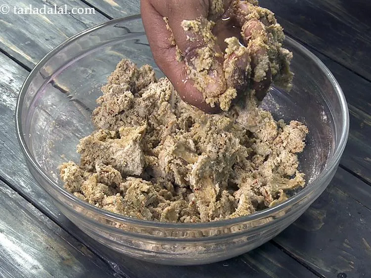 स्टेप 14 – सभी सामग्रियों को मिलाएं और आटा बनाने के लिए धीरे-धीरे …