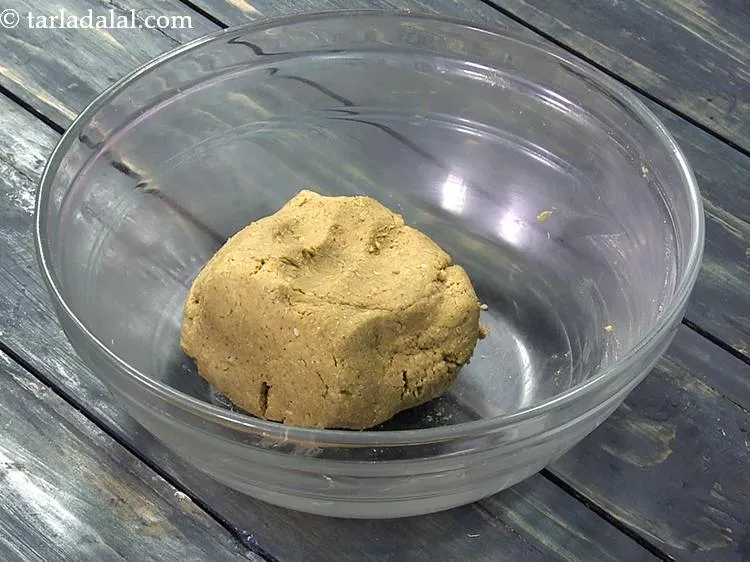 स्टेप 15 – एक अर्ध-सख्त आटा गूंधने के लिए पर्याप्त पानी डालें। अगर …