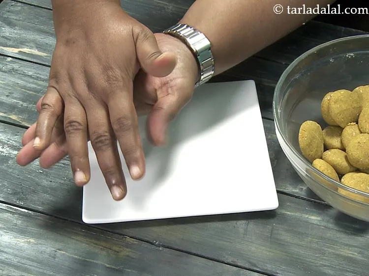 स्टेप 17 – <strong>बाजरा वडी</strong> बनाने के लिए, आटे का एक भाग लें …