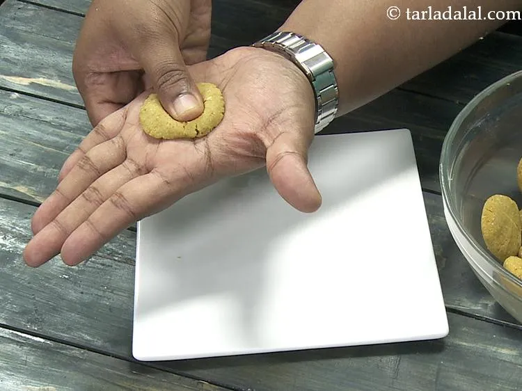 स्टेप 18 – हल्का सा गड्ढा बनाने के लिए वडी के बीच में …