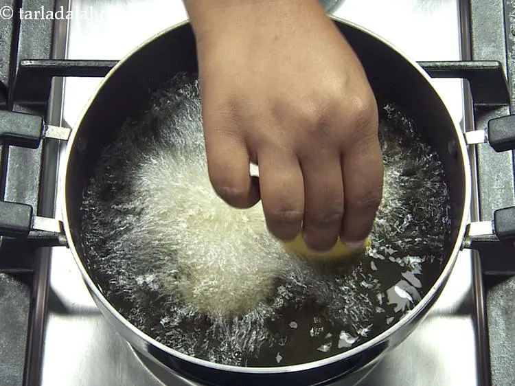 स्टेप 20 – <strong>बाजरा वडी</strong> को तलने के लिए एक गहरे नॉन-स्टिक कढाई …