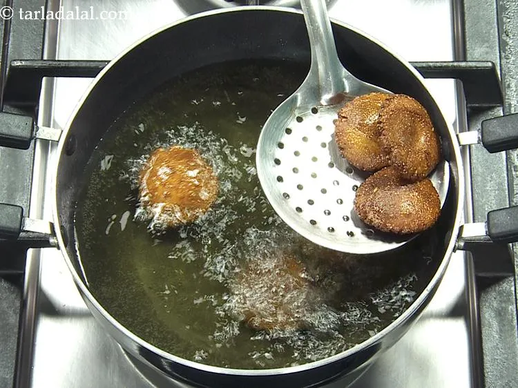 स्टेप 21 – धीमी आंच पर <strong>गुजराती बाजरा वडी</strong> को चारों तरफ से …
