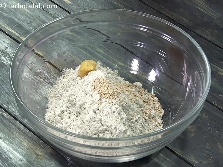 स्टेप 4 – लहसुन का पेस्ट डालें। जैन लोग लहसुन का पेस्ट जोड़ना …