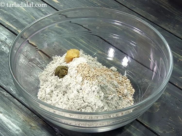 स्टेप 5 – हरी मिर्च की पेस्ट डालें।