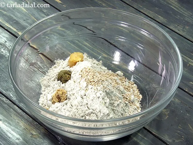 स्टेप 6 – अदरक की पेस्ट डालें।