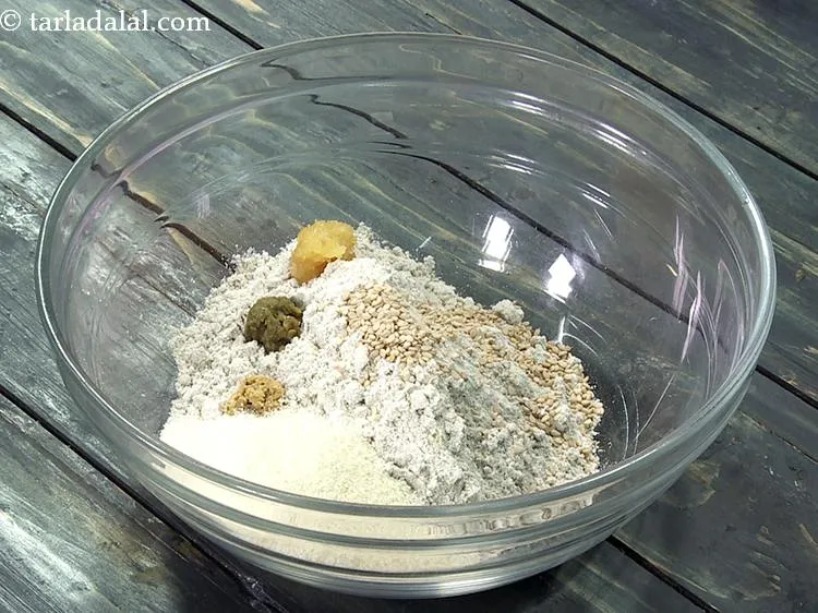 स्टेप 7 – <strong>बाजरे की वड़ी</strong> को एक अच्छी दानेदार बनावट प्रदान करने …