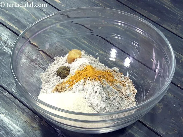 स्टेप 8 – हल्दी पाउडर डालें।