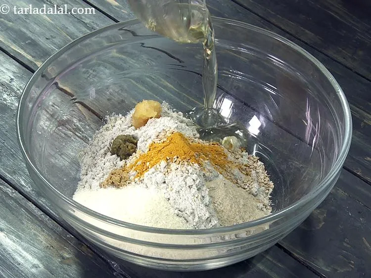 स्टेप 10 – तेल डालें। यह <strong>बाजरे&nbsp;वड़ी</strong> को कुरकुरापन देने में मदद करेगा।