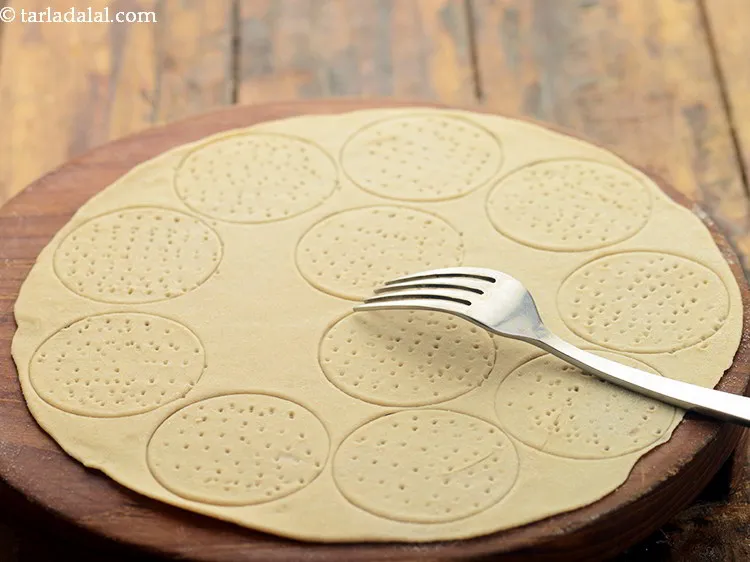 स्टेप 10 – कांटे की मदद से छेद कर लें, ताकि वे पकते …