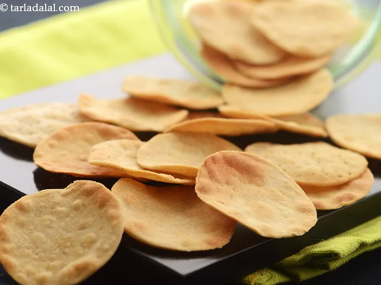 स्टेप 17 – आप <strong>बेक्ड पापड़ी</strong> को स्वादिष्ट चाट रेसिपी बनाने के लिए …