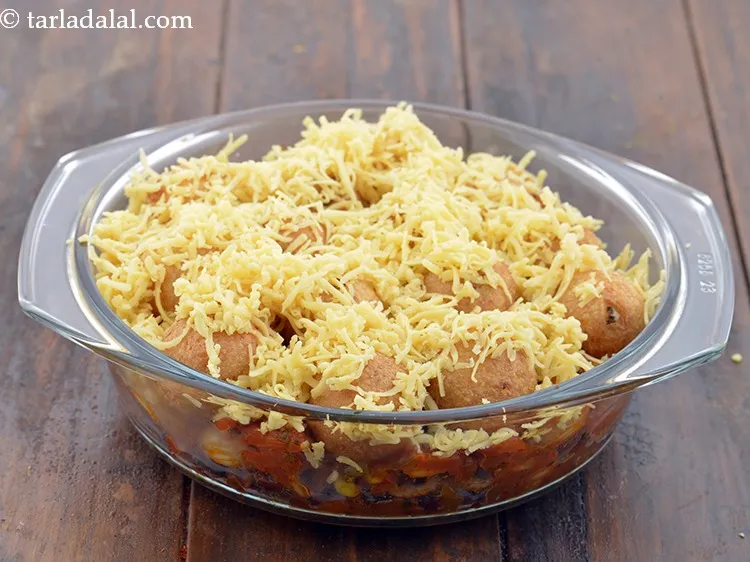 Step 64 – Finally sprinkle 1/2 cup&nbsp;<a href="https://www.tarladalal.com/glossary-grated-processed-cheese-868i">grated processed cheese</a> evenly over it.