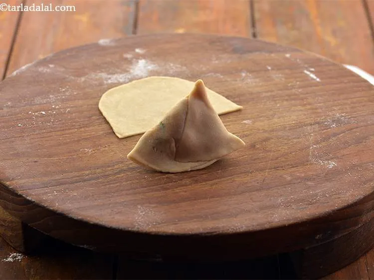 Step 28 – Repeat with the remaining chapati halves and stuffing to make 19 more whole wheat&nbsp;<strong>Baked Samosas</strong>.