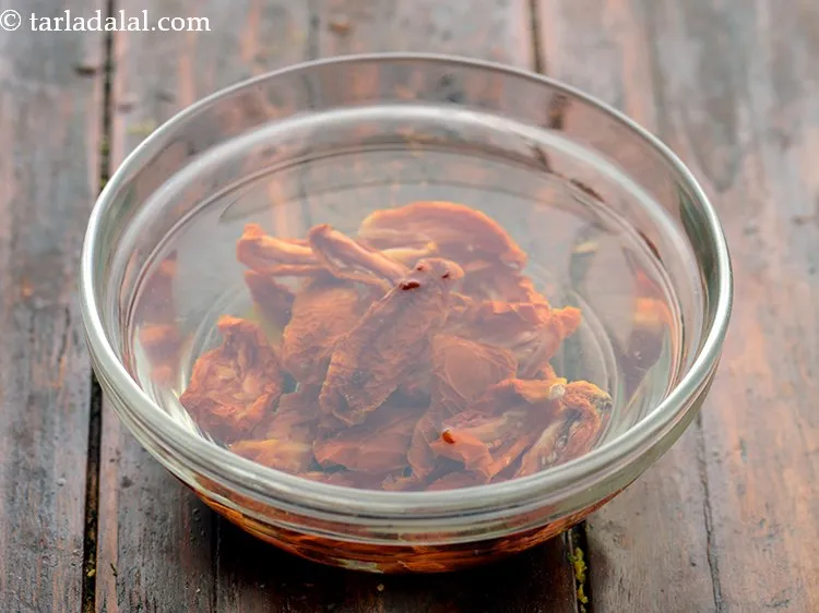 स्टेप 1 – <strong>बेक्ड सन-ड्राईड टमॅटो एण्ड चीज़ रोल्स</strong> के टॉपिंग तैयार करने …