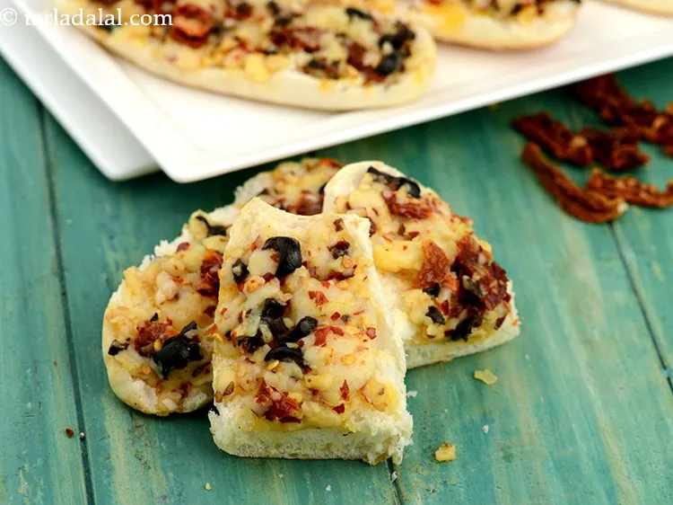 Step 17 – Serve baked <strong>sun-dried tomatoes and cheese rolls </strong>immediately. You can smear some butter and enjoy …