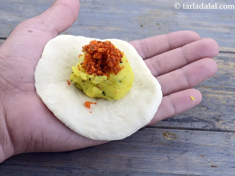 Step 41 – Top it evenly with 1 tsp of <a href="https://www.tarladalal.com/dry-garlic-chutney-2860r">dry garlic chutney</a>.