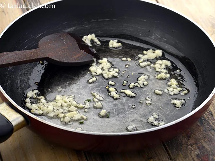 स्टेप 8 – मध्यम आंच पर ३० सेकंड के लिए भून लें।