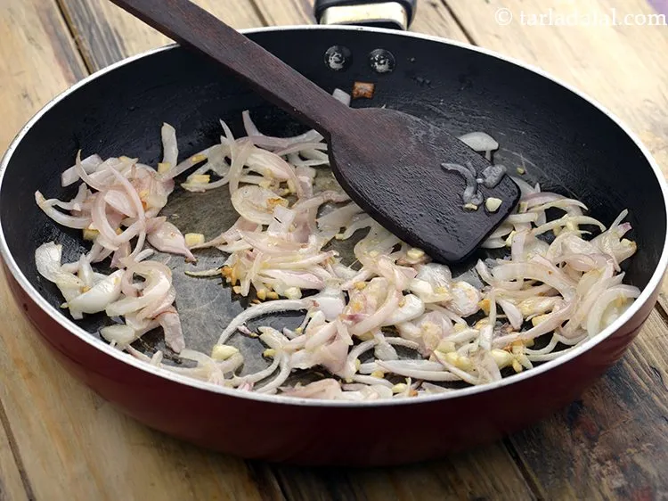 स्टेप 10 – मध्यम आंच पर २ मिनट के लिए भून लें।