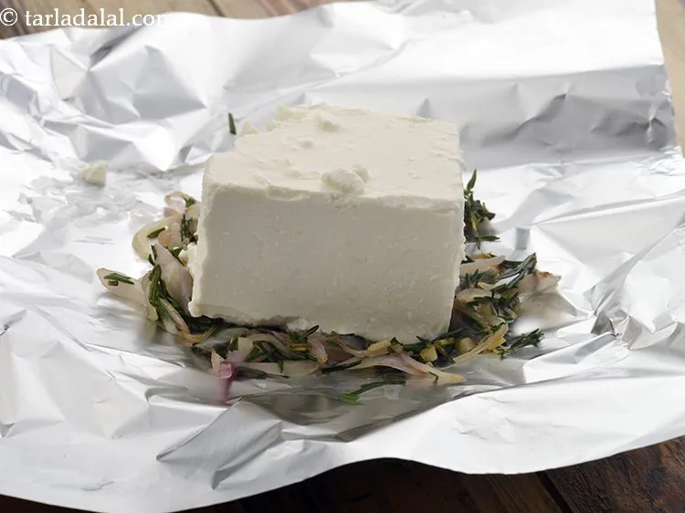 स्टेप 18 – इसके ऊपर ४ &quot;&times; २&quot; मोटाई का <a href=""https://www.tarladalal.com/glossary-feta-cheese-hindi-1025i"">फेटा चीज़</a> …