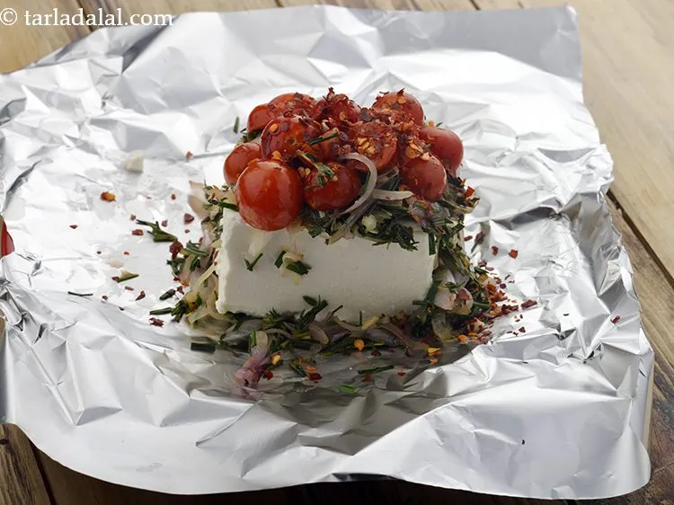 स्टेप 21 – इसके ऊपर समान रूप से <a href=""https://www.tarladalal.com/glossary-dry-red-chilli-flakes-paprika-hindi-338i"">सूखी लाल मिर्च के …