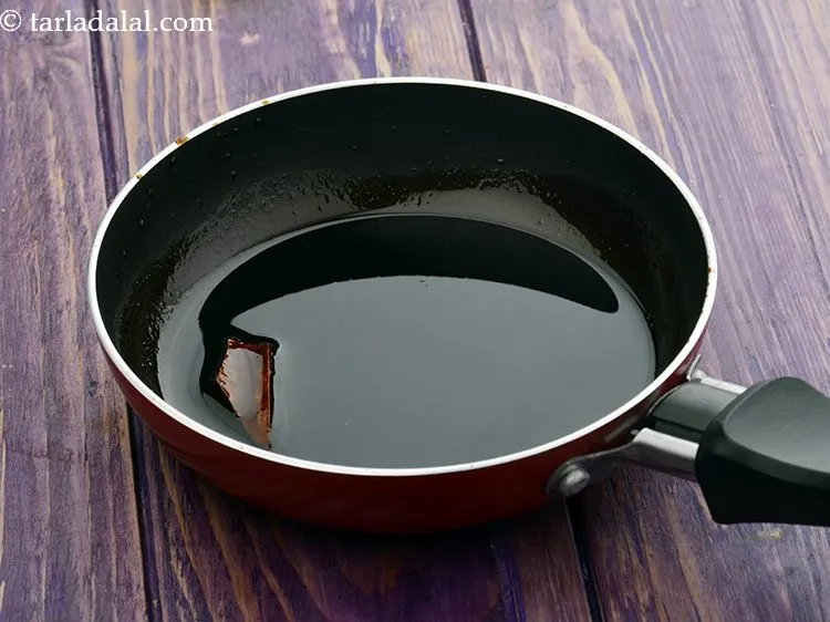 स्टेप 5 – अच्छी तरह से मिलाएं और मध्यम आंच पर लगातार हिलाते …