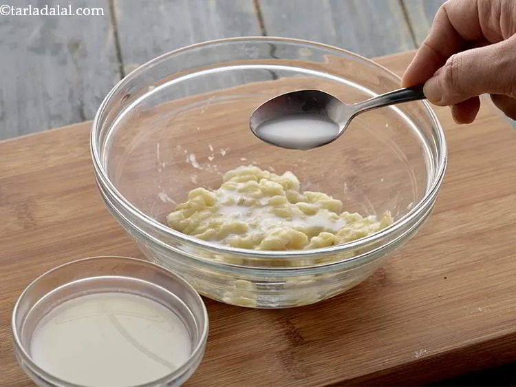 Step 7 – <strong>Add liquid if needed. </strong>This is needed to make the&nbsp;<strong>Banana Puree for babies</strong>&nbsp;smooth and get …