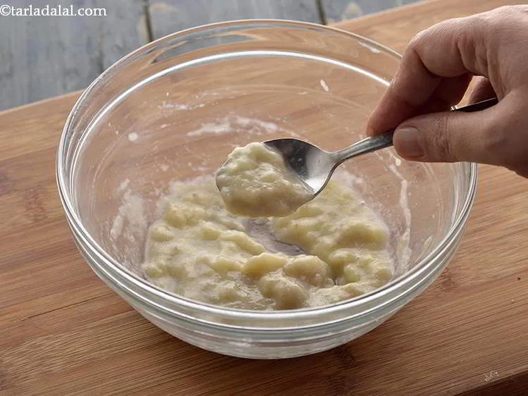 Step 8 – <strong>Mix&nbsp;</strong><strong>Banana Puree for babies</strong><strong>&nbsp;well.</strong> After adding the milk, mixing it well using a spoon is …