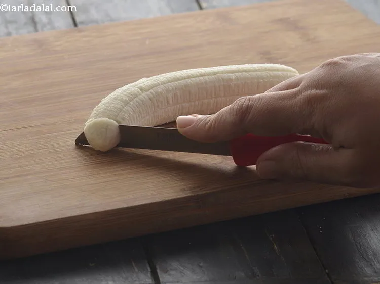 Step 4 – <strong>Remove the 2 ends of the banana.</strong> The ends of banana are usually slightly black …