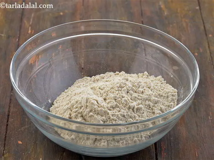 स्टेप 5 – <strong>केले मेथी थेपला</strong> के आटे को एक गहरी कटोरी में …