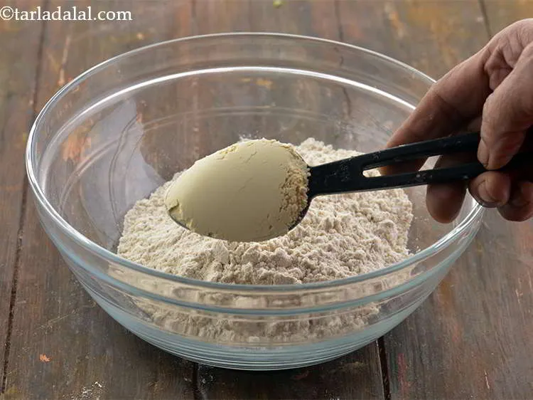 स्टेप 6 – इसमें बेसन डालें। बेसन थेपला को थोड़ा कुरकुरा बनाने में …