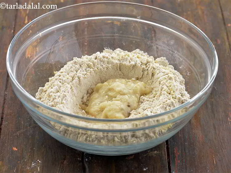 स्टेप 7 – अब, आटे के बीच में एक खड़ा तैयार करें और …