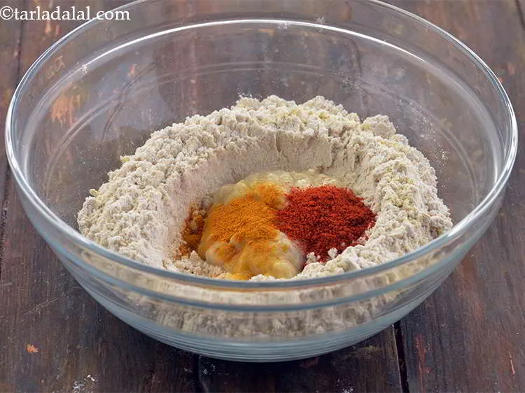 स्टेप 8 – साथ ही, हल्दी पाउडर और मिर्च पाउडर डालें। मिर्च पाउडर …
