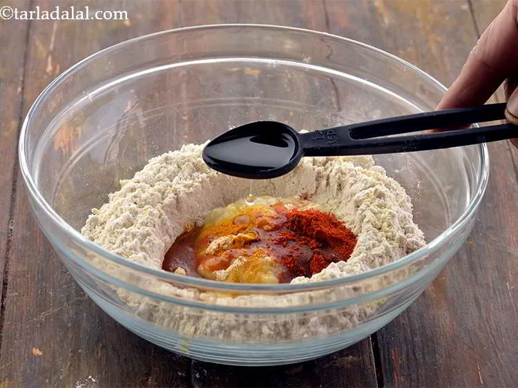 स्टेप 10 – आगे, घी या तेल डालें। तेल या घी डालने से …