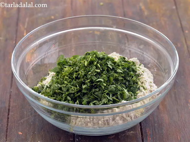 स्टेप 11 – अब, मेथी डालें।