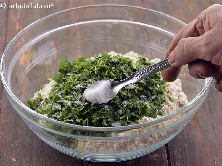 स्टेप 12 – आखिर में स्वादानुसार नमक डालें।