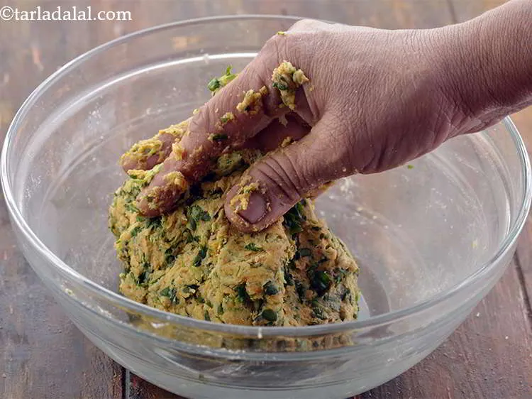 स्टेप 14 – पर्याप्त पानी का उपयोग करके एक अर्ध-नरम आटा गूंधें। आटे …