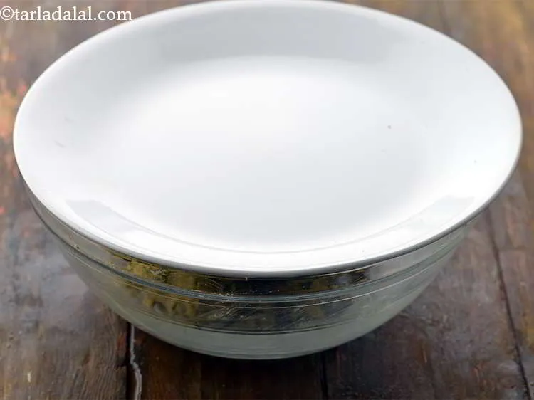 स्टेप 15 – एक नम कपड़े या प्लेट की मदद से ढंक दें …