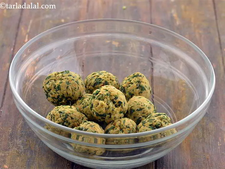 स्टेप 16 – आटे को १० बराबर भागों में विभाजित करें। जब आप …