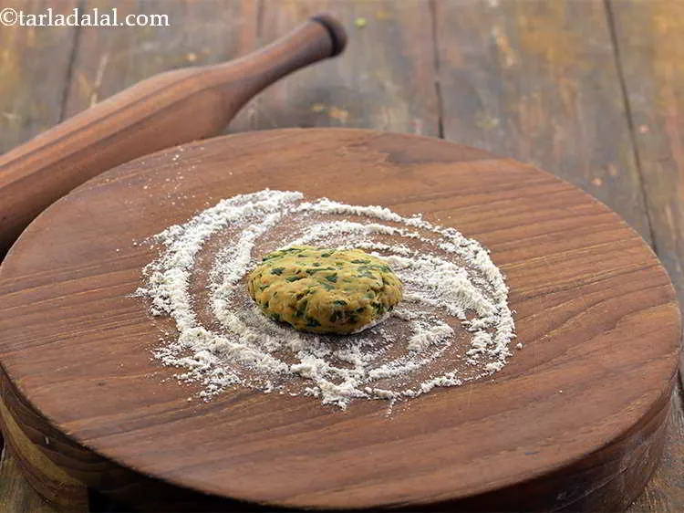 स्टेप 18 – अपनी हथेलियों के बीच आटे की गेंद को चपटा करें। …