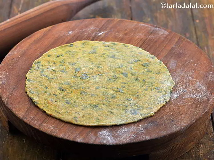 स्टेप 19 – <strong>केला मेथी थेपला</strong> आटा के हिस्से को १५० मि। मी। …