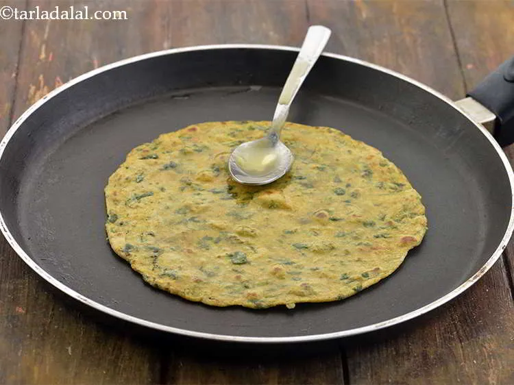 स्टेप 21 – इसे पलटें, तेल या घी लगाएं और <strong>केले मेथी थेपला</strong> …