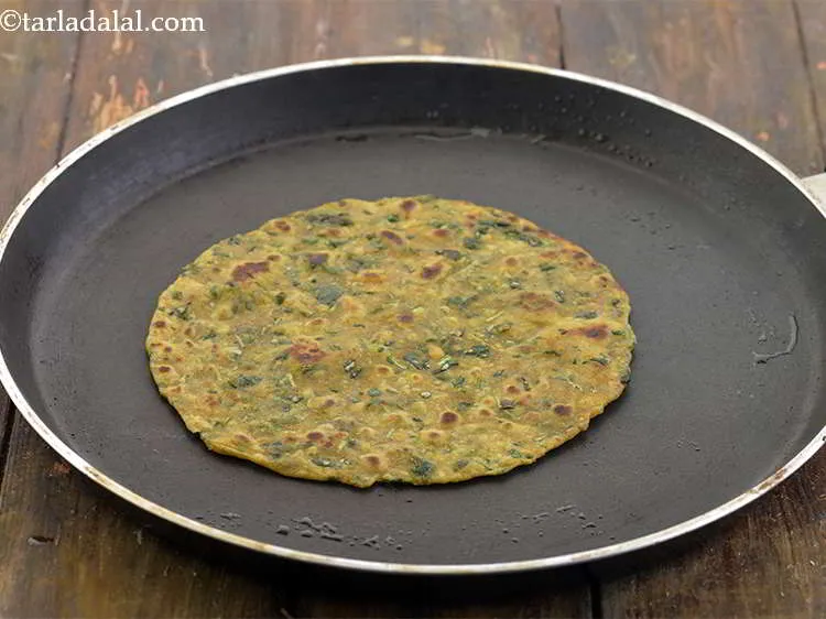 स्टेप 20 – एक नॉन-स्टिक तवा गरम करें और <strong>केले मेथी थेपला</strong> के …