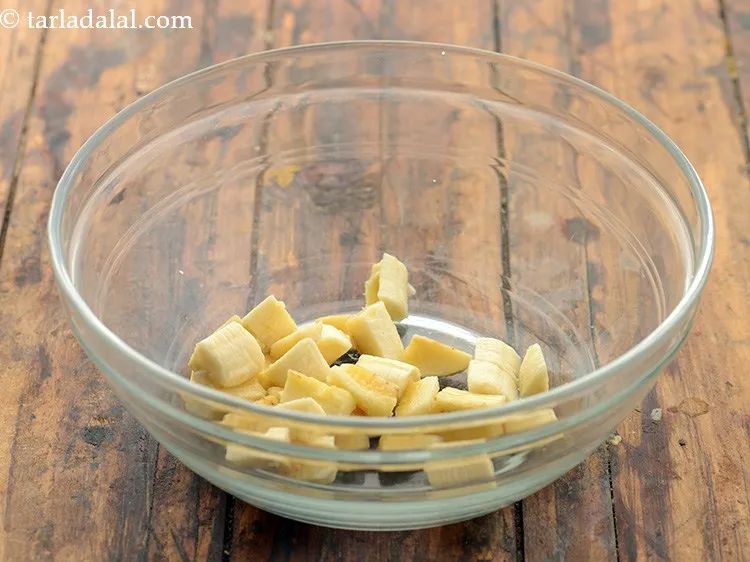 Step 7 – Transfer the chopped banana to a deep bowl.&nbsp;