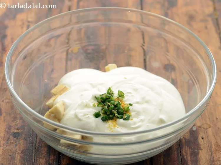 स्टेप 5 – हरी मिर्च डालें।