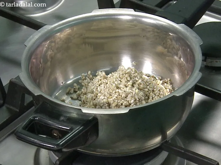 स्टेप 6 – <strong>जौ की खिचड़ी</strong> बनाने के लिए | <strong>बार्ली सब्जी खिचड़ी …