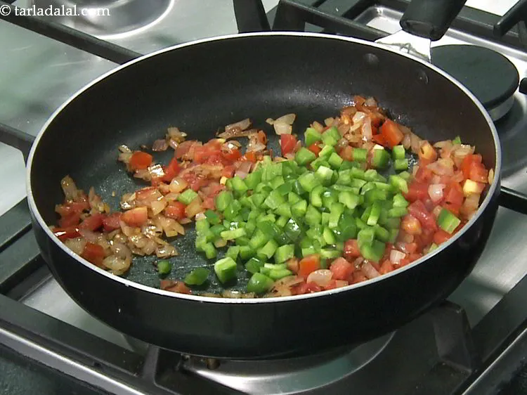 स्टेप 15 – हरी शिमला मिर्च डालें।
