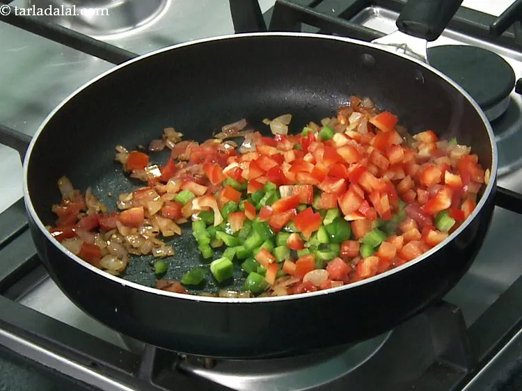 स्टेप 16 – लाल शिमला मिर्च डालें।