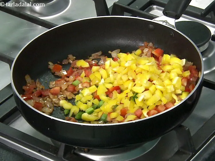 स्टेप 17 – पीली शिमला मिर्च डालें।
